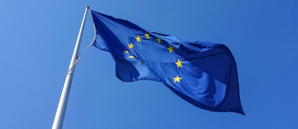 Flaga UE powiewająca na wietrze
