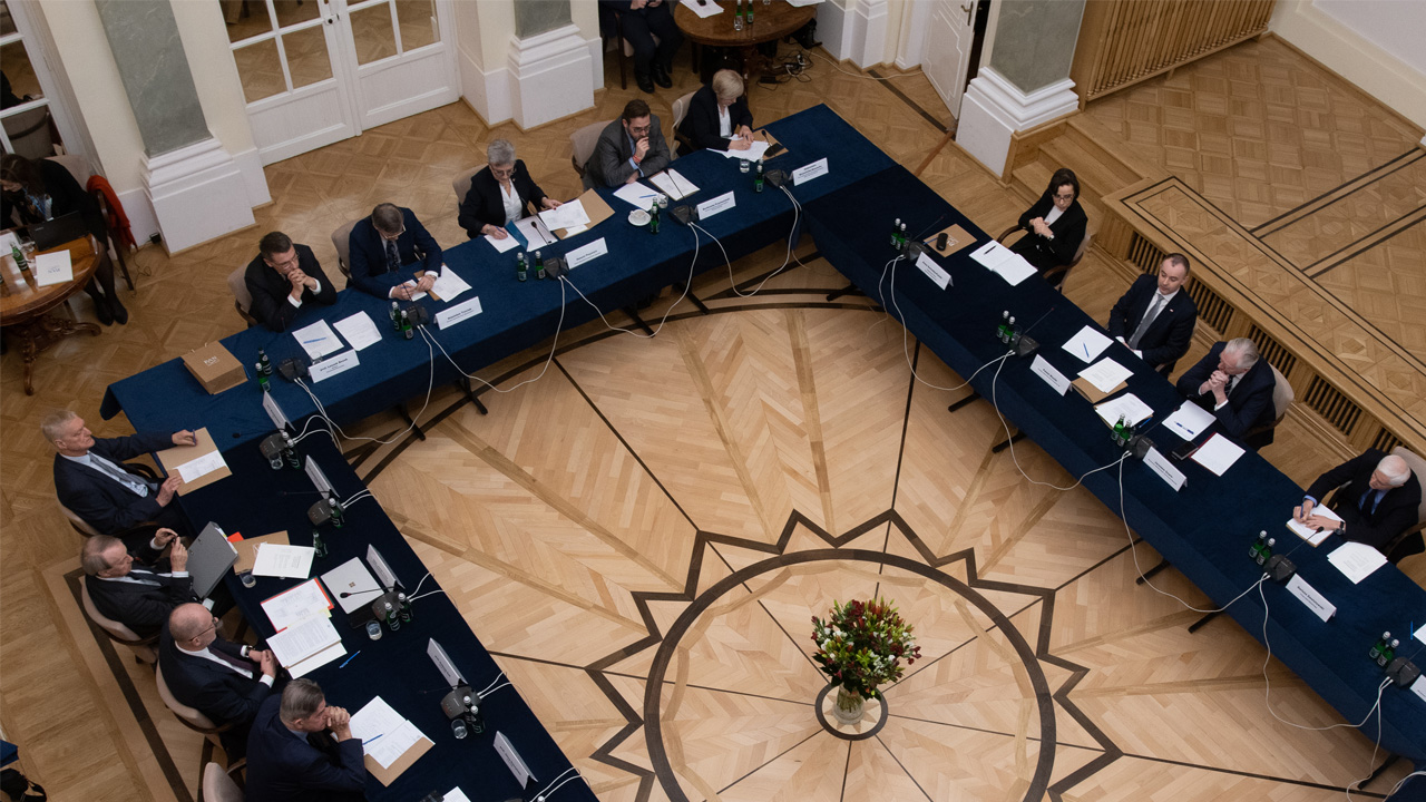 Widok z góry na stół, przy którym obradują uczestnicy „Forum dla praworządności”