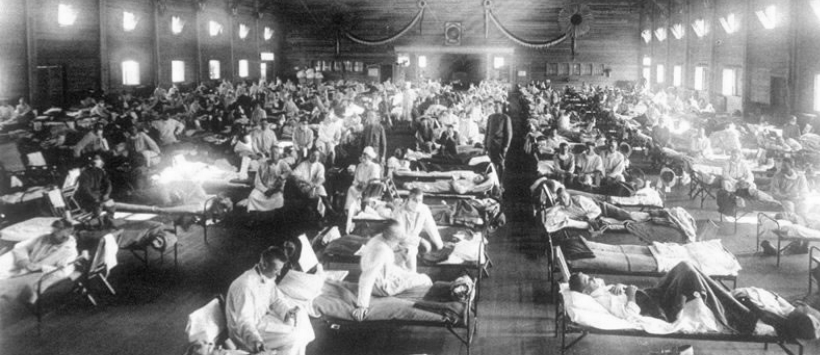 Historyczne zdjęcie oddziału dla chorych na grypę hiszpankę w Camp Funston, Kansas