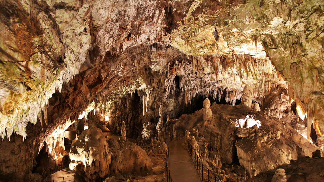 Stalaktyty i stalagmity w jednej z jaskiń na Słowenii