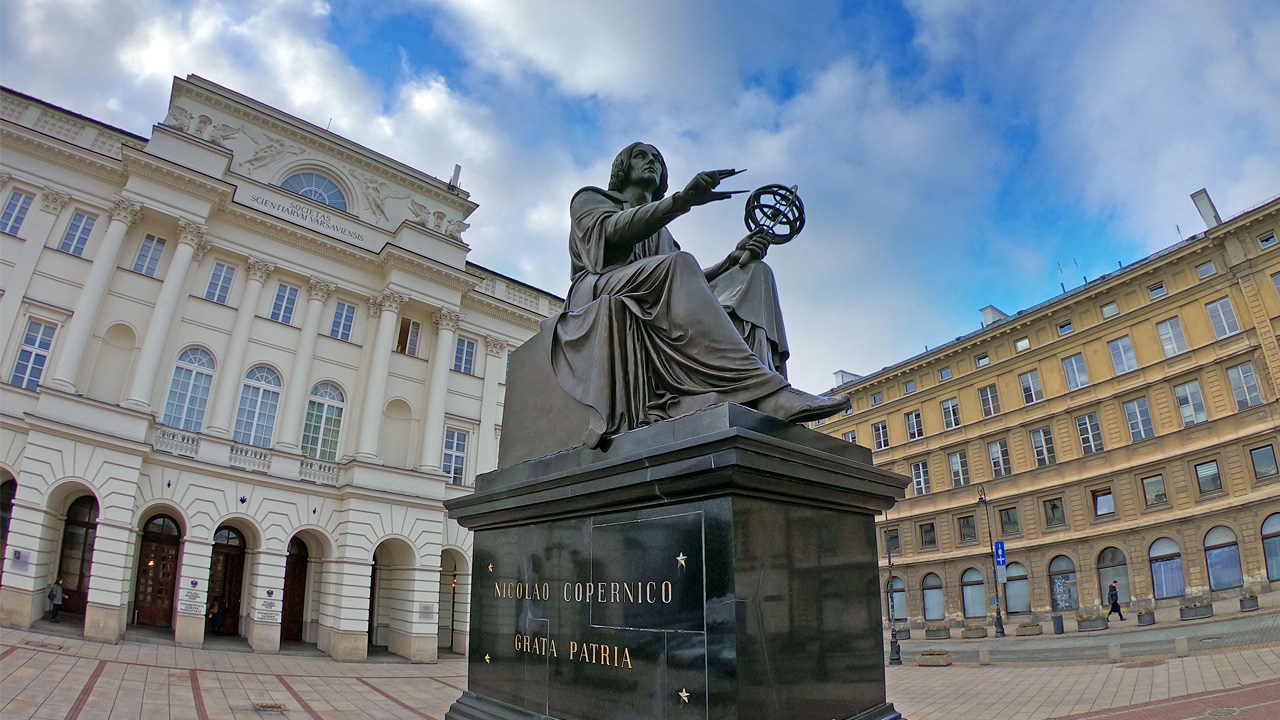 Pomnik Mikołaja Kopernika przed Pałacem Staszica w Warszawie