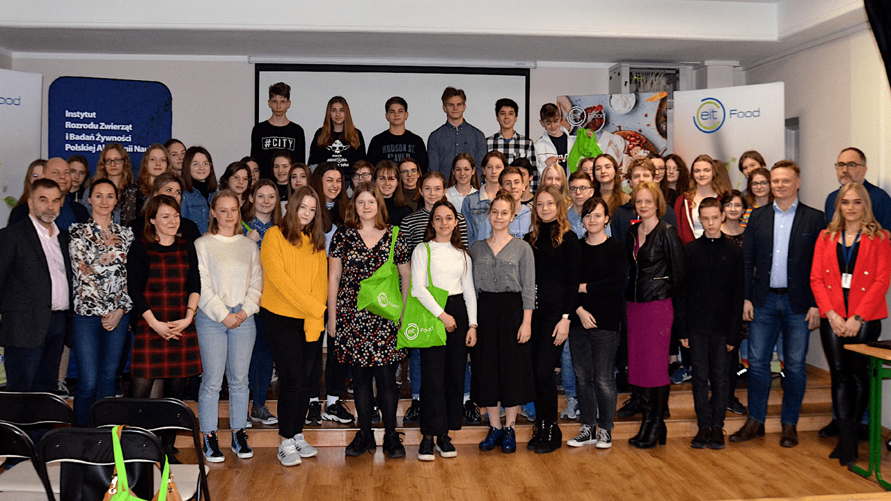 Wspólne zdjęcie uczniów z Olsztyna i wykładowców uczestniczących w projekcie