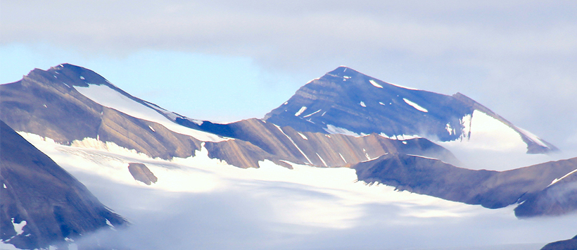 Widok na Ostra Bramatoppen przez lodowiec Stor,  Spitsberegn, podczas wyprawy badawczej w 2015 r.