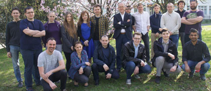Zespół prof. Piotra Gryko - zdjęcie zbiorowe wykonane wiosną na świeżym powietrzu