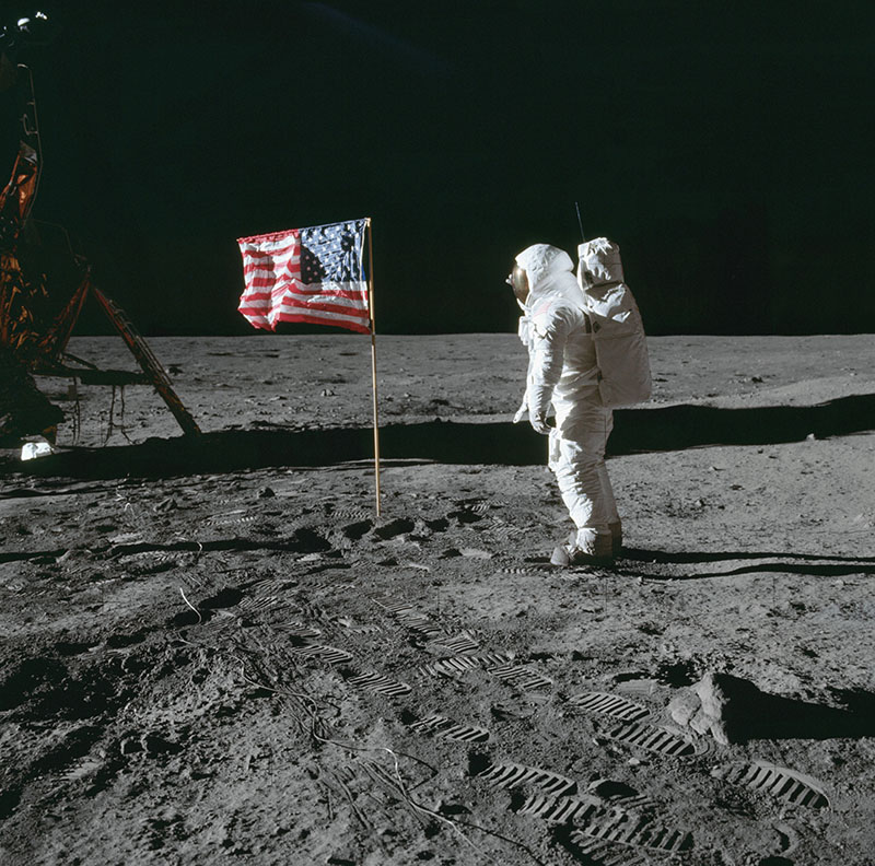Astronauta zatyka flagę amerykańską na Księżycu