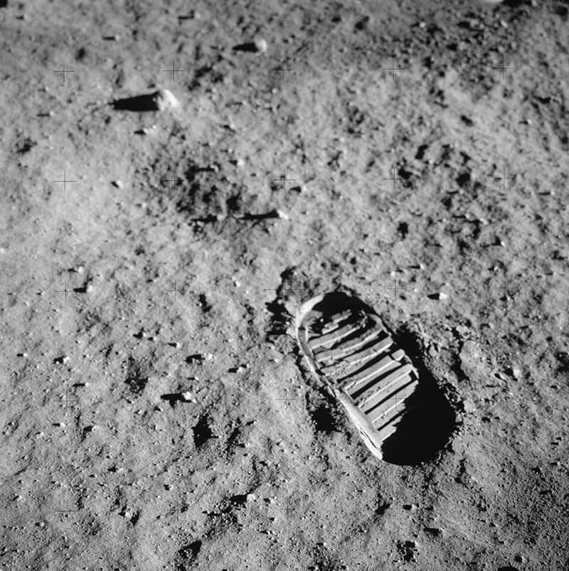 Odcisk buta astronauty na powierzchni Księżyca