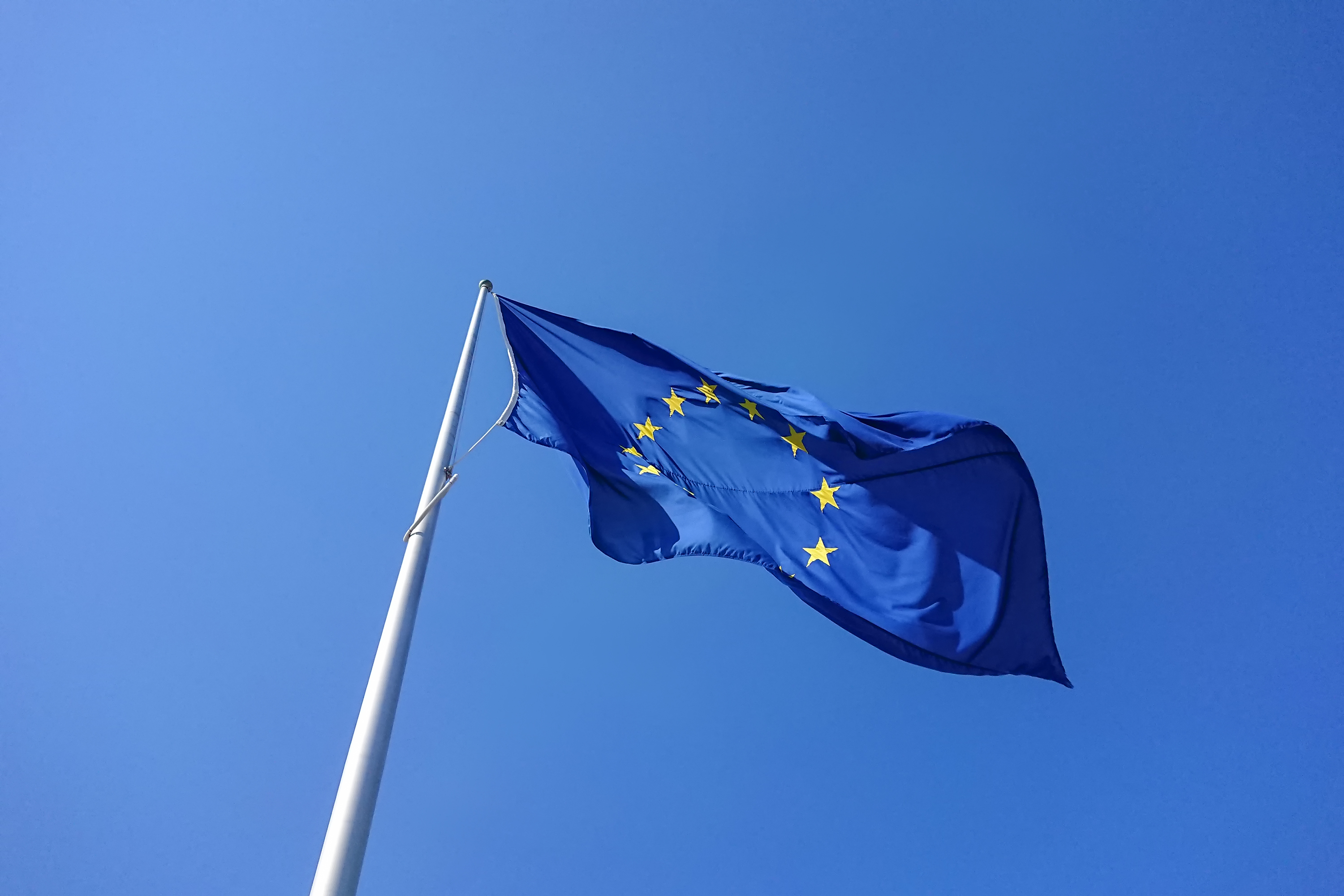 Flaga UE powiewająca na wietrze