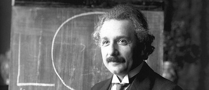 Albert Einstein stoi przy tablicy podczas wykładu