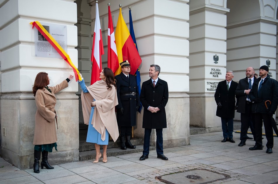 Duńska para książęca odsłania pamiątkową tablicę na Pałacu Staszica