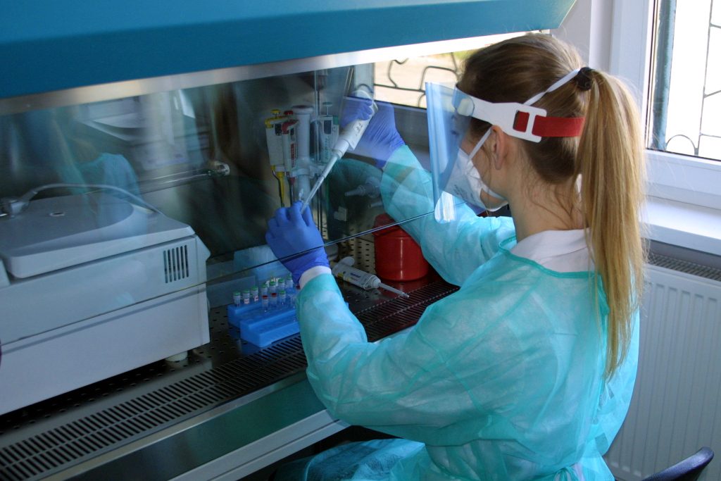 Badaczka w stroju ochronnym wykonuje testy w laboratorium