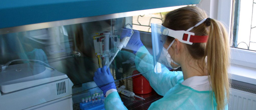 Badaczka w stroju ochronnym wykonuje testy w laboratorium