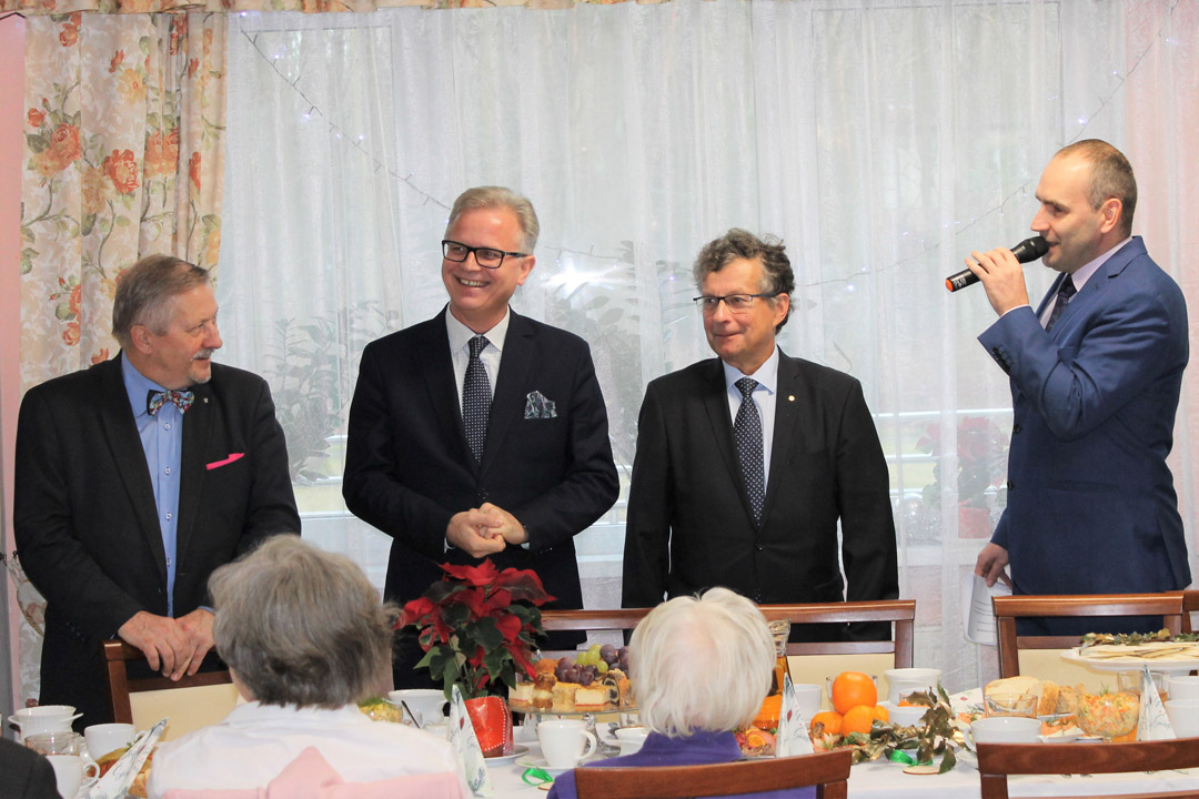 Wiceprezes PAN, kanclerz PAN i dyrektor Domu Seniora składają życzenia pensjonariuszom