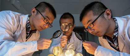 Trójka identycznych naukowców z lupami przy twarzach ogląda obiekt symbolizujący cząsteczkę chemiczną