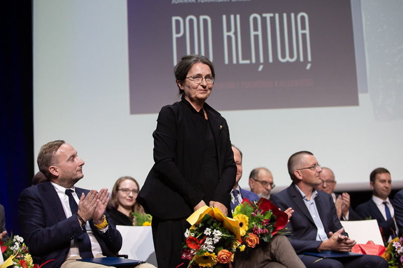 Wzruszona Joanna Tokarska-Bakir z bukietem kwiatów chwilę po odebraniu Nagrody im. Długosza