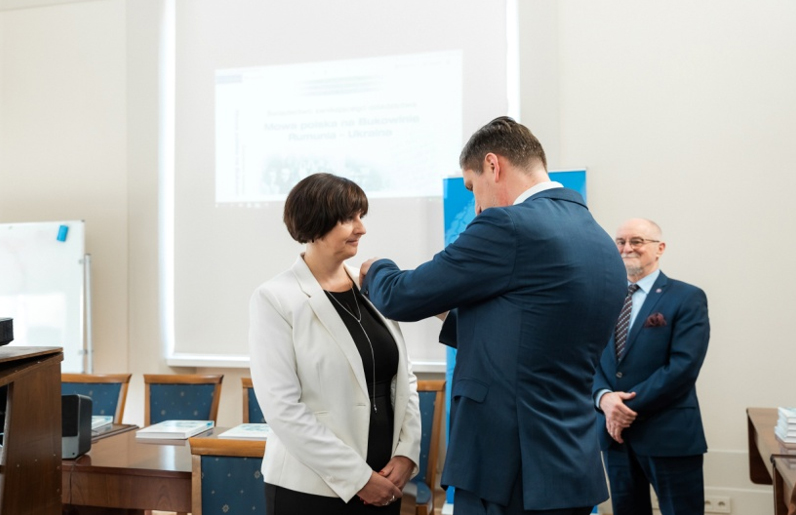 Medale Gloria Artis dla Heleny Krasowskiej z Instytutu Slawistyki PAN oraz Lecha Suchomłynowa 2.jpg