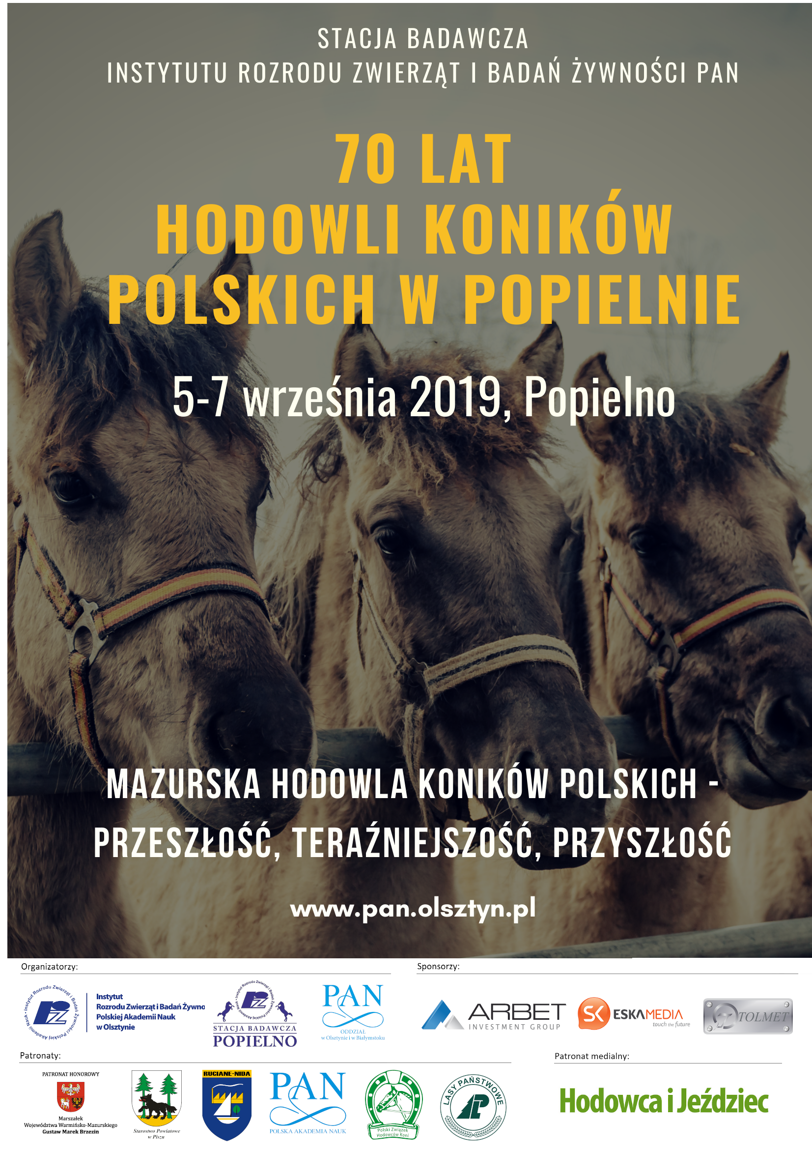Plakat z hasłem "70 lat hodowli koników polskich w Popielnie"; na zdjęciu 3 koniki
