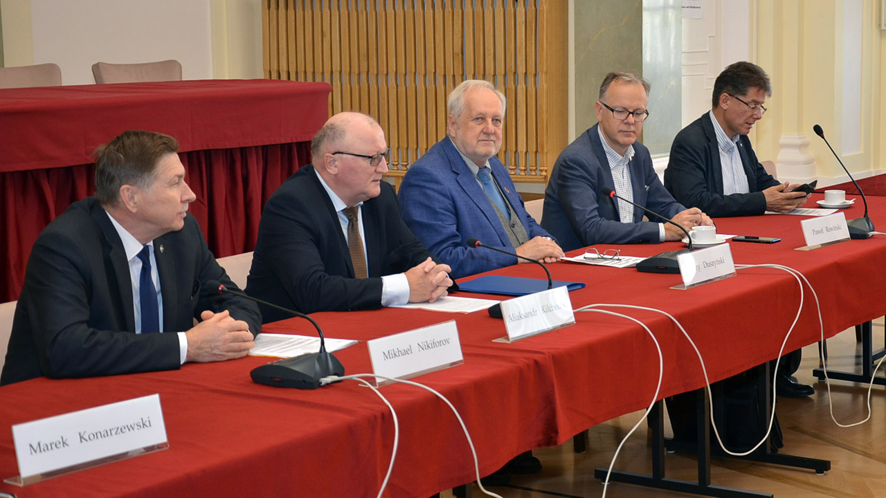 Przedstawiciele Polskiej Akademii Nauk i Białoruskiej Akademii Nauk przy stole