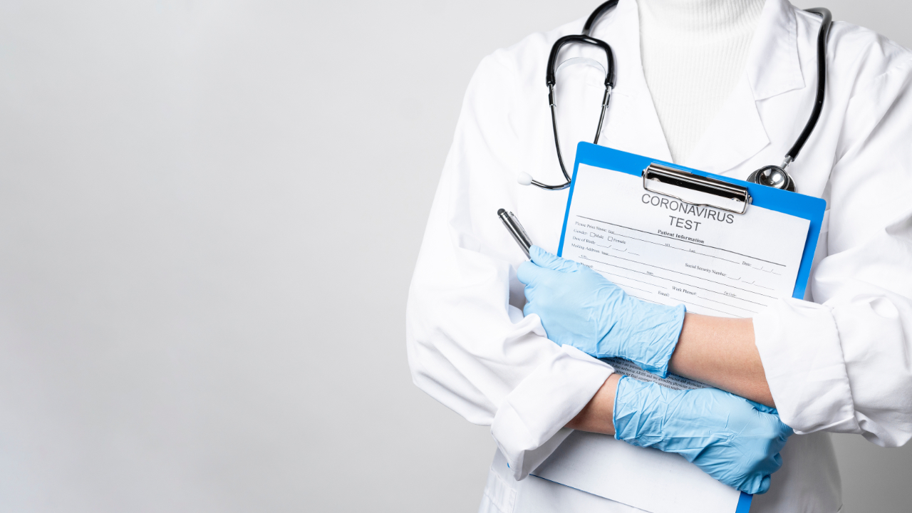 Lekarka w kitlu i ze stetoskopem trzyma dokument z napisem "test na obecność koronawirusa"