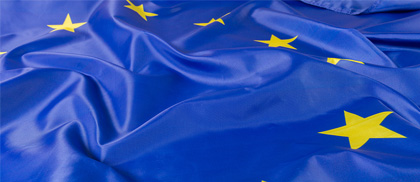 Fragment artystycznie pofałdowanej unijnej flagi