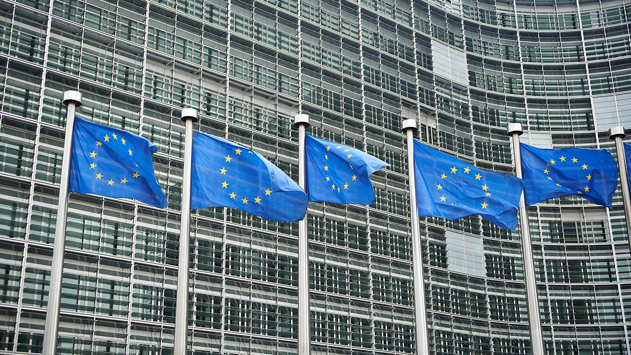 Flagi unijne powiewające przed siedzibą Komisji Europejskiej