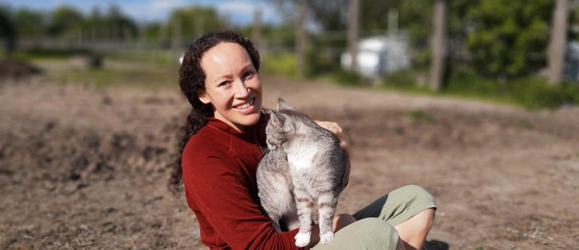 Dr Irene Camerlink trzyma na rękach kota