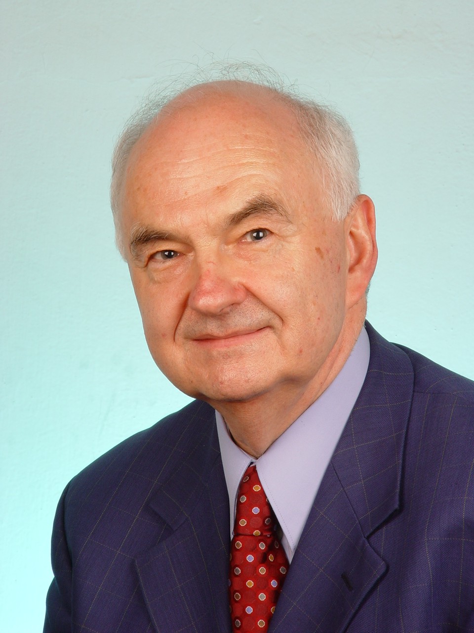 Uśmiechnięty prof. Janusz Kacprzyk