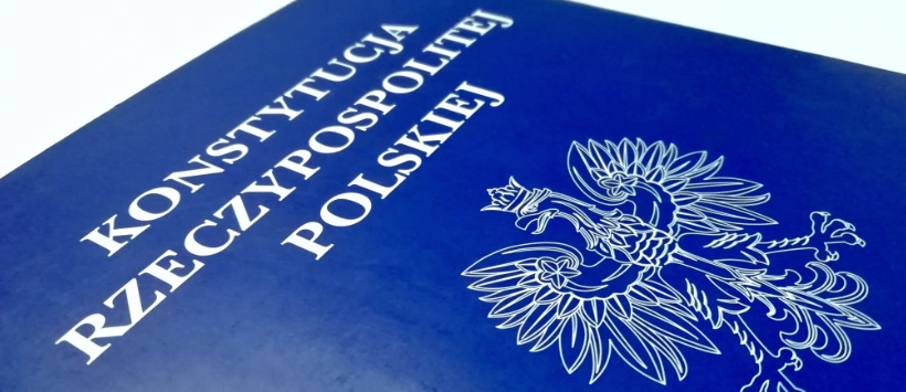 Konstytucja Rzeczpospolitej Polskiej, uwagę zwraca godło na okładce
