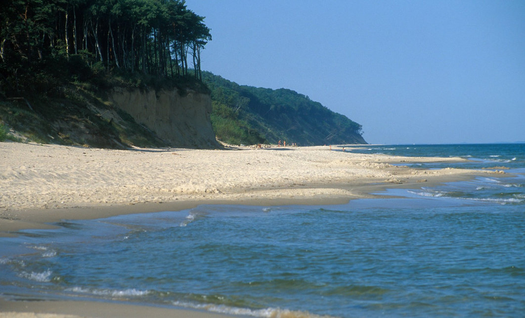 Pusta bałtycka plaża w słoneczny dzień