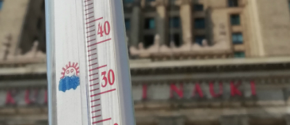 Termometr na tle Pałacu Kultury, słupek wskazuje 35 stopni Celsjusza