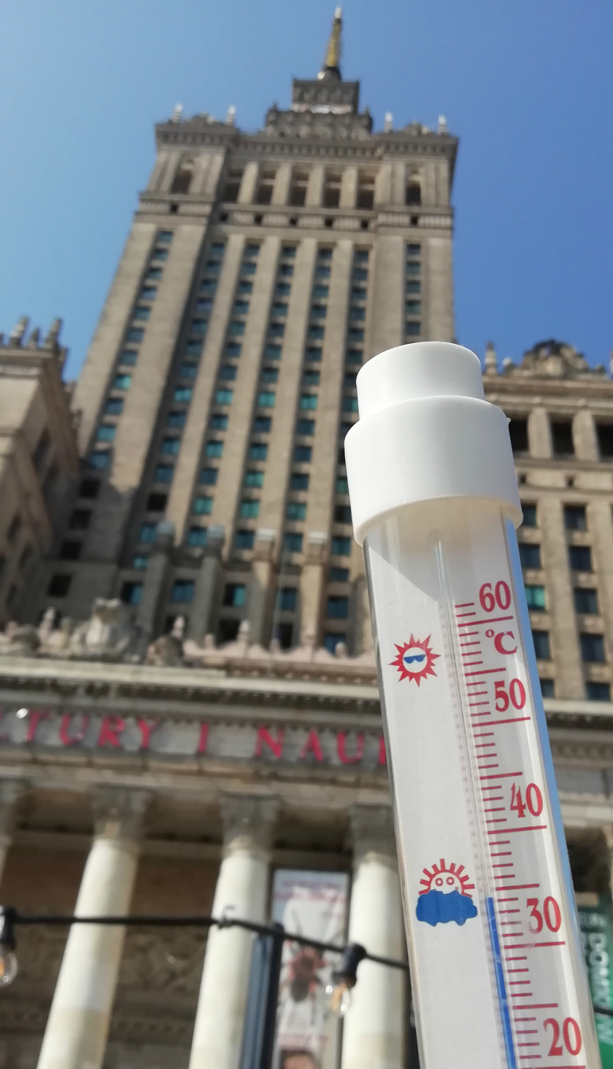Termometr przed Pałacem Kultury. Słupek wskazuje 35 stopni Celsjusza