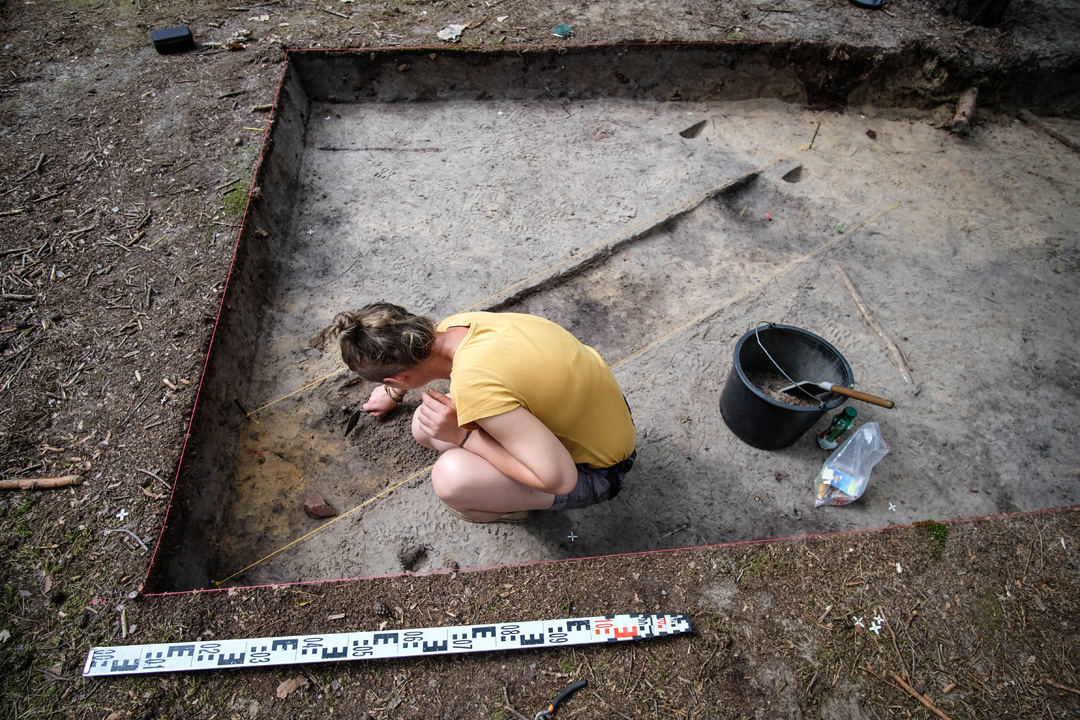 Archeolożka odkopuje znaleziska