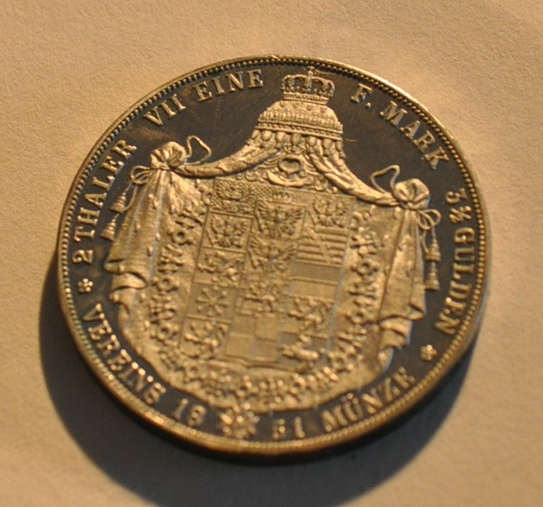 Jedna z monet znalezionych w kapsule