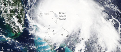 Zdjęcie satelitarne pokazujące huragan Dorian nad Wyspami Bahama