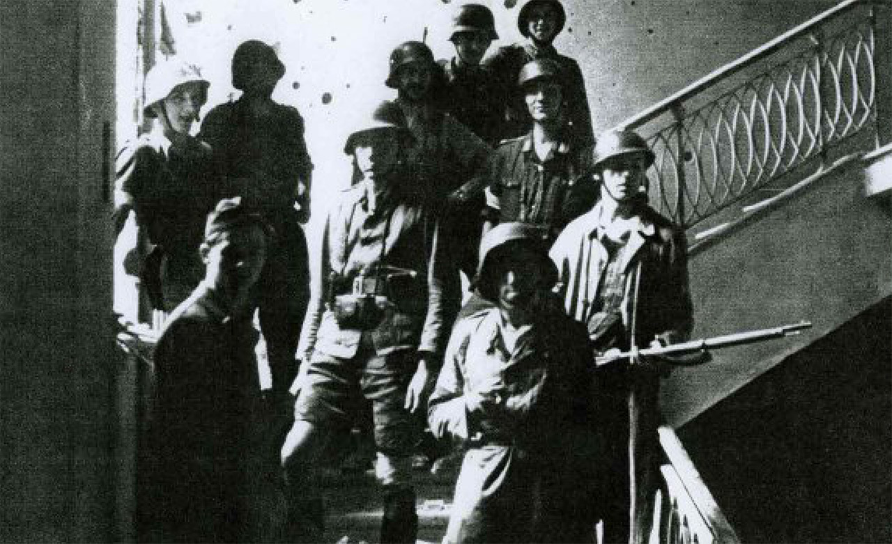 Grupa powstańców na klatce schodowej pałacu