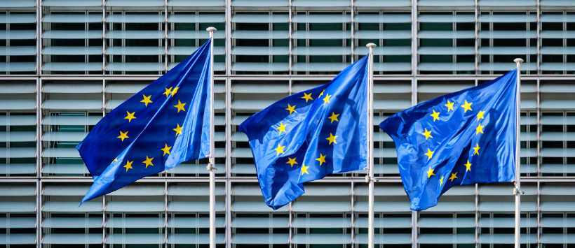 Flagi UE przed siedzibą Komisji Europejskiej