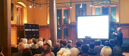 Uczestnicy słuchają wykładu w zabytkowych wnętrzach Ratusza Staromiejskiego w Gdańsku