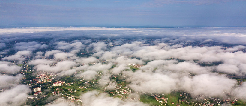 Widok z lotu ptaka na miasteczko, uwagę zwracają gęste chmury i dachy budynków
