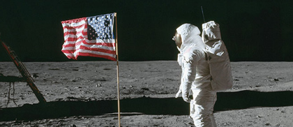 Astronauta zatyka flagę amerykańską na Księżycu