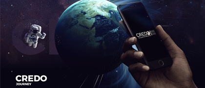 Smartfon z aplikacją CREDO, w tle nasza planeta i astronauta w przestrzeni kosmicznej