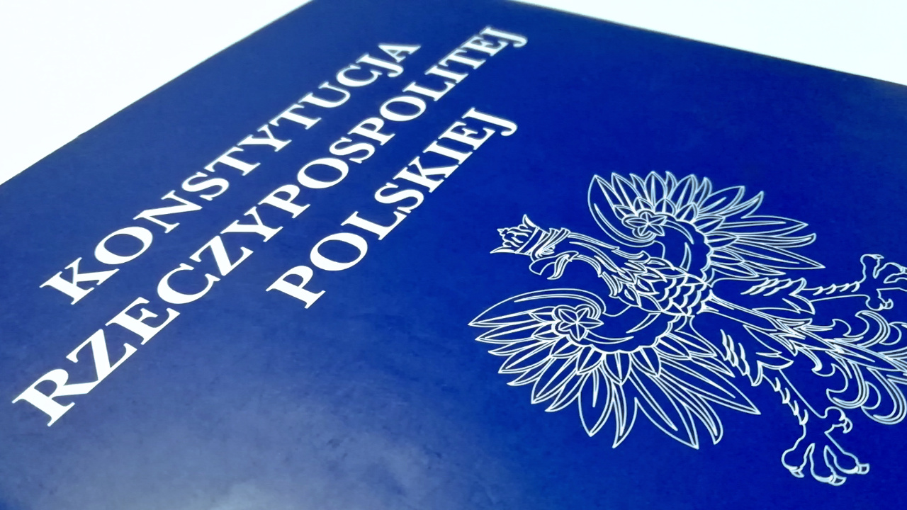 Konstytucja Rzeczpospolitej Polskiej, uwagę zwraca godło na okładce