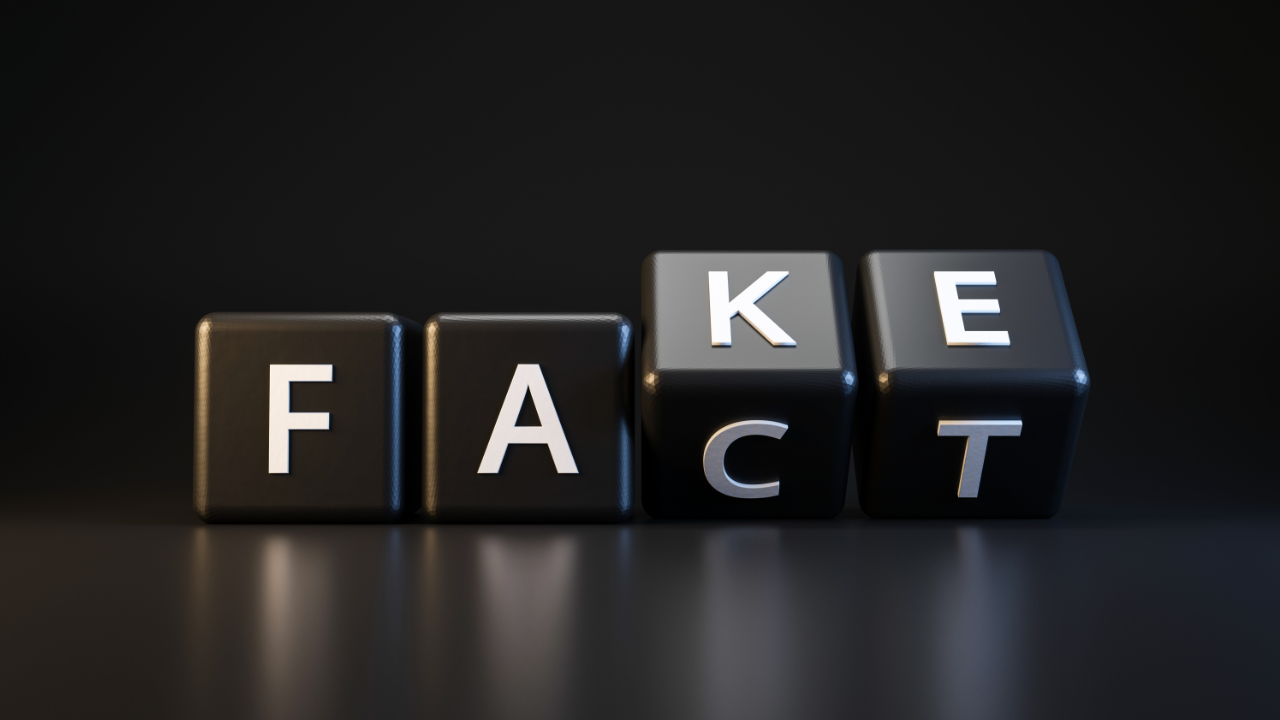 4 kostki ułożone w napis "Fake". 2 ostatnie obracają się zmieniając znaczenie słowa na "Fact"