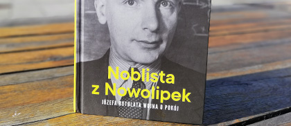 Książką „Noblista z Nowolipek” na ławce przed Pałacem Kultury